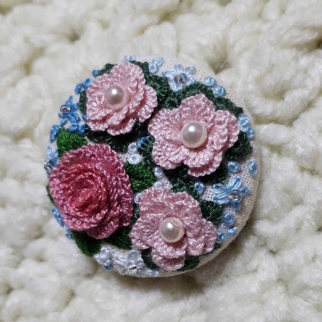 ハンドメイド くるみボタン 刺繍ブローチ♡ 薔薇・バコバ・ブルーデージーの通販 by いちご's shop｜ラクマ