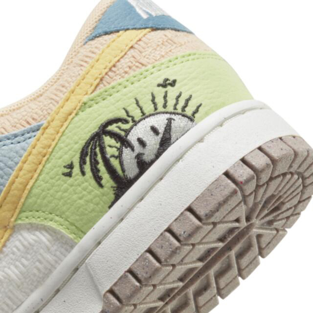 NIKE(ナイキ)のNIKE WMNS DUNK LOW SE PALM TREE  レディースの靴/シューズ(スニーカー)の商品写真