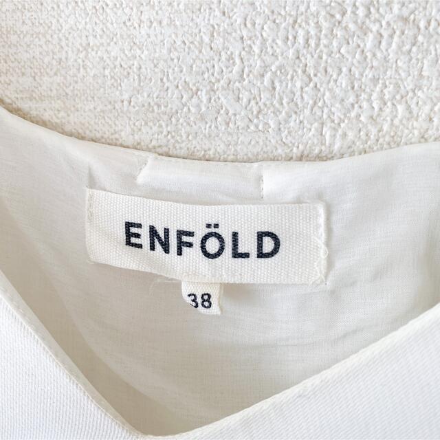 ENFOLD(エンフォルド)のENFOLD（エンフォルド）/ バックタック Vネック ブラウス 白 レディースのトップス(シャツ/ブラウス(長袖/七分))の商品写真