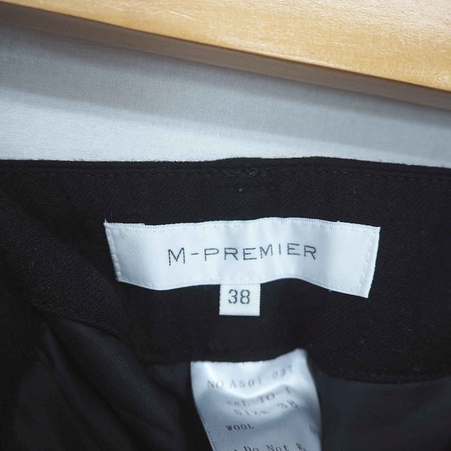 M-premier(エムプルミエ)のエムプルミエ M-Premier パンツ ハーフ ひざ丈 センタープレス ジップ レディースのパンツ(ショートパンツ)の商品写真