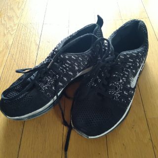 ナイキ(NIKE)のナイキ　スニーカー　　黒　　23.5(スニーカー)