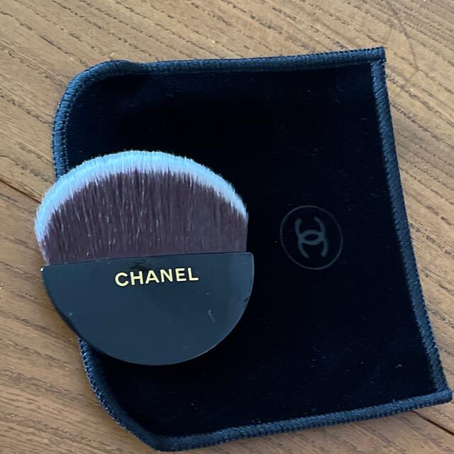 CHANEL(シャネル)のシャネル　チークブラシ コスメ/美容のメイク道具/ケアグッズ(チーク/フェイスブラシ)の商品写真