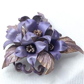 【花のコサージュ】革製 紫 パープル ブローチ レザー 軽量 ハンドメイド(ブローチ/コサージュ)