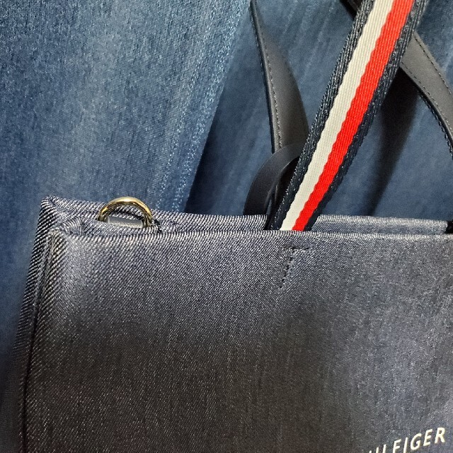 TOMMY HILFIGER(トミーヒルフィガー)のTOMMY HILFIGER トミーヒルフィガー デニムトートバッグ ほぼ未使用 レディースのバッグ(トートバッグ)の商品写真