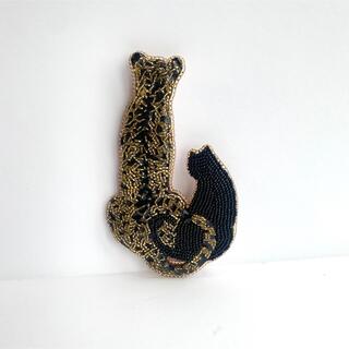 【ビーズ刺繍】チーターと黒猫しっぽでハートブローチ(コサージュ/ブローチ)