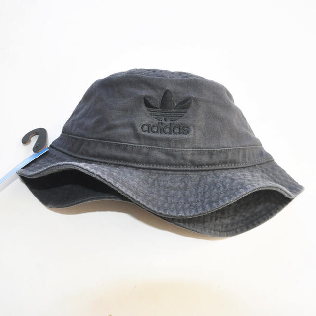 adidas(アディダス)のADIDAS / TREFOIL LOGO BUCKET HAT ASPHALT メンズの帽子(ハット)の商品写真