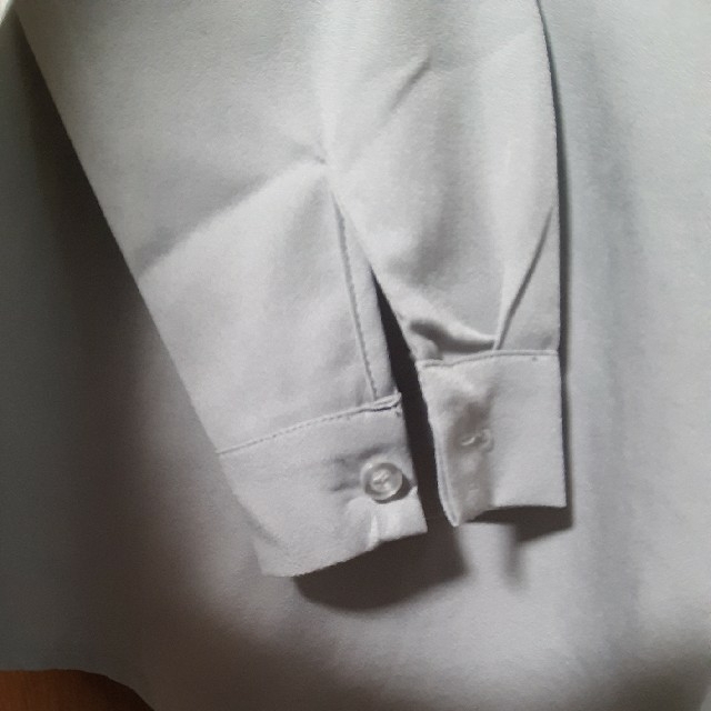 Vネック シンプルブラウス 薄グレー レディースのトップス(シャツ/ブラウス(長袖/七分))の商品写真