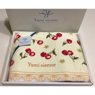 ユミカツラ(YUMI KATSURA)のYumi Katsura 可愛い〜チェリー柄　バスタオル　新品(タオル/バス用品)