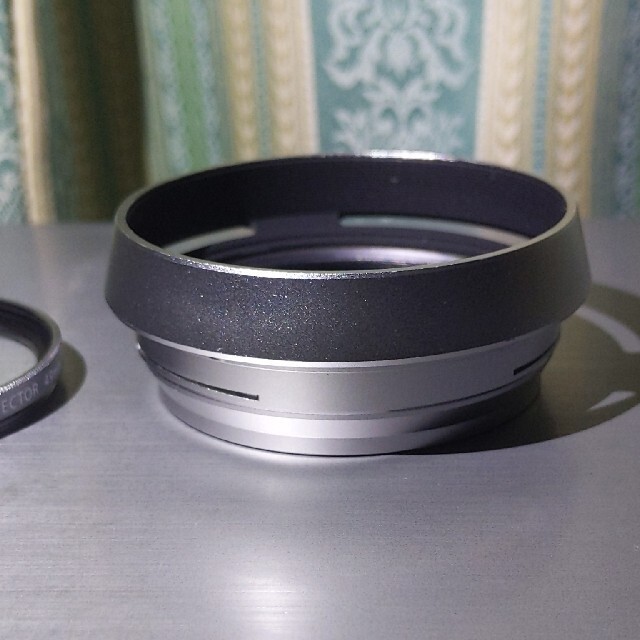 富士フイルム(フジフイルム)の美品　FUJIFILM　X100シリーズ用　シルバー スマホ/家電/カメラのカメラ(その他)の商品写真