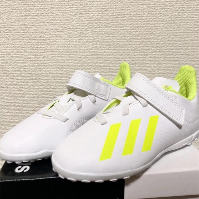 adidas(アディダス)の【新品】アディダス adidas キッズ トレーニング シューズ 17cm キッズ/ベビー/マタニティのキッズ靴/シューズ(15cm~)(スニーカー)の商品写真