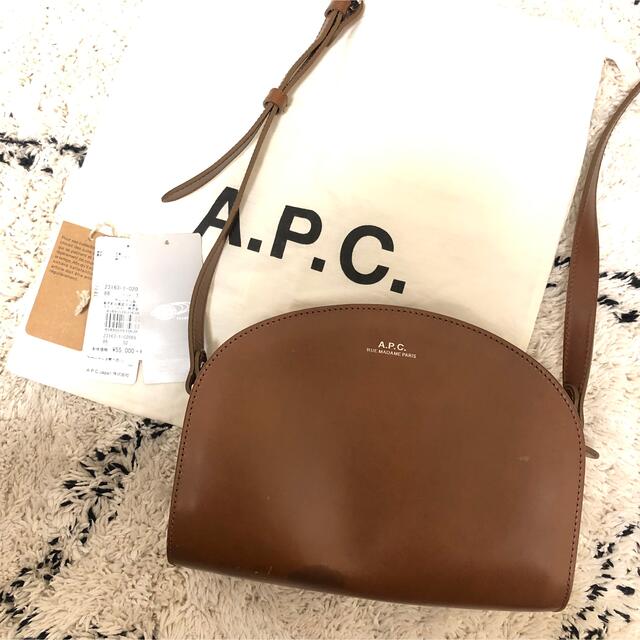 A.P.C(アーペーセー)のA.P.Cハーフムーンバッグ　正規店購入 レディースのバッグ(ショルダーバッグ)の商品写真