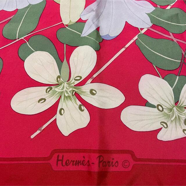 Hermes(エルメス)のエルメスHERMÈS カレ90 ギリシャの花 FLORA GRAECA スカーフ レディースのファッション小物(バンダナ/スカーフ)の商品写真