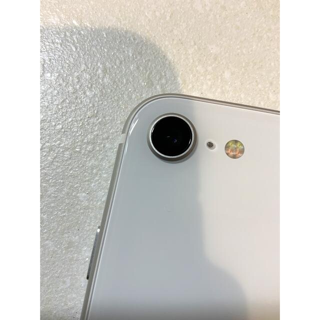 iPhone(アイフォーン)のiPhone SE2 64GB ホワイト　simフリー スマホ/家電/カメラのスマートフォン/携帯電話(スマートフォン本体)の商品写真