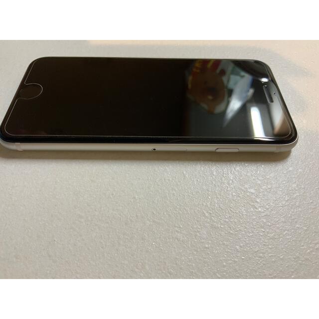 iPhone(アイフォーン)のiPhone SE2 64GB ホワイト　simフリー スマホ/家電/カメラのスマートフォン/携帯電話(スマートフォン本体)の商品写真