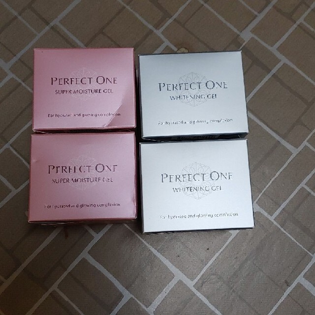 PERFECT ONE(パーフェクトワン)のパーフェクトワン二種四個セット コスメ/美容のスキンケア/基礎化粧品(オールインワン化粧品)の商品写真