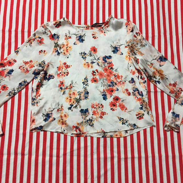 ZARA(ザラ)のZARA 花柄 トップス レディースのトップス(カットソー(長袖/七分))の商品写真