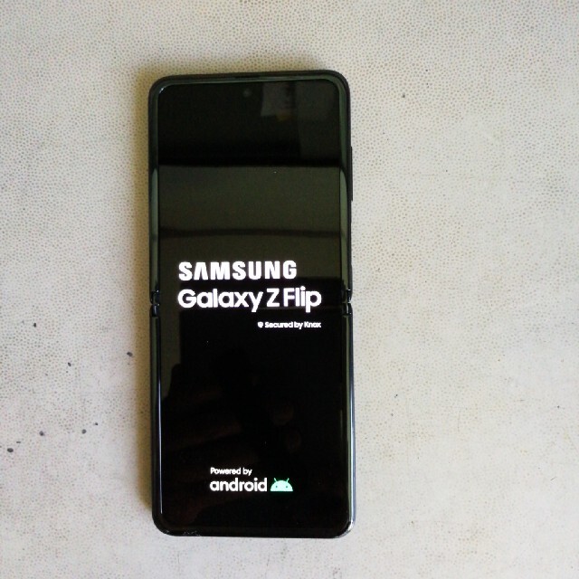 SAMSUNG(サムスン)のGalaxy Z Flip 256GB (ブラック) スマホ/家電/カメラのスマートフォン/携帯電話(スマートフォン本体)の商品写真