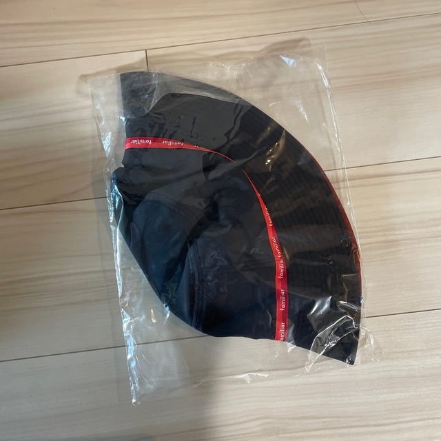 familiar(ファミリア)のfamiliar  ロゴテープ　帽子　黒 レディースの帽子(ハット)の商品写真