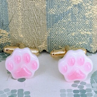 ピンクの肉球のカフスボタン　ハンドメイド　猫(カフリンクス)