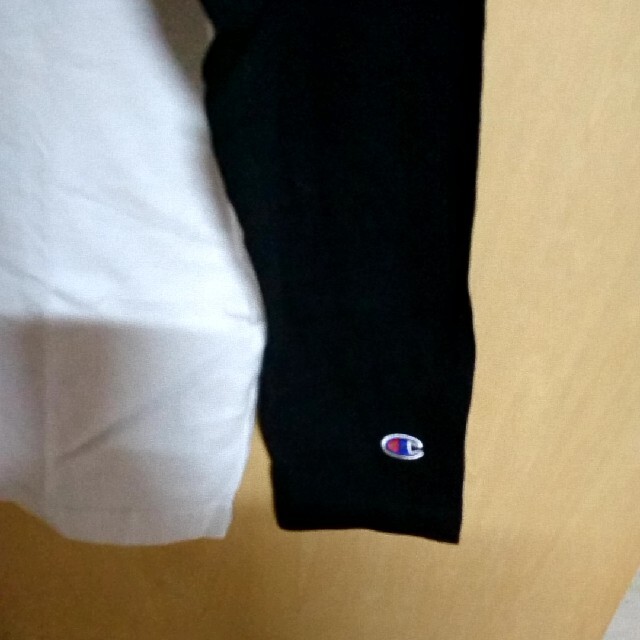 Champion(チャンピオン)の美品 チャンピオン LLサイズ 白 黒 ロングTシャツ 長袖 メンズのトップス(Tシャツ/カットソー(七分/長袖))の商品写真