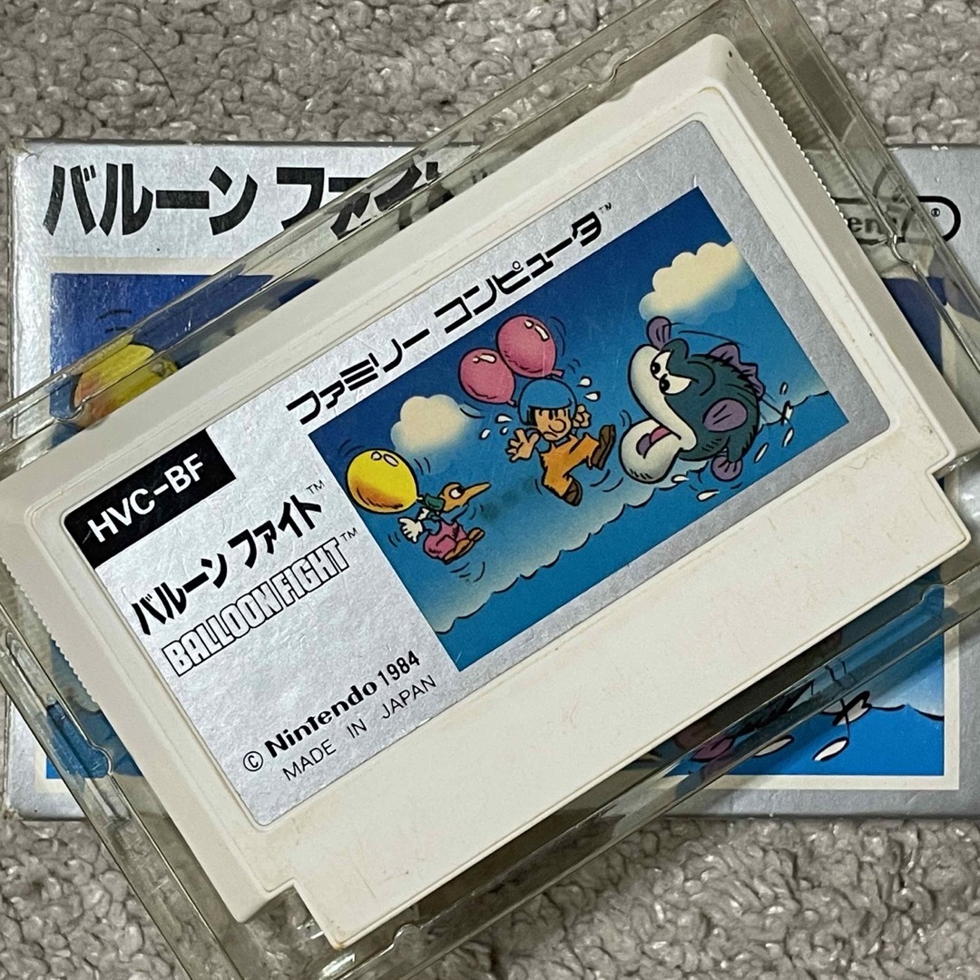 ファミリーコンピュータ(ファミリーコンピュータ)の実は業務用からの移植 動作確認済み 良品  後期版 銀箱 バルーンファイト エンタメ/ホビーのゲームソフト/ゲーム機本体(家庭用ゲームソフト)の商品写真