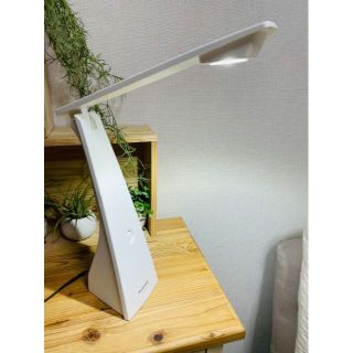 パナソニック(Panasonic)の(最終値下げ} パナソニック LED デスクライト SQ-LD220-W (テーブルスタンド)