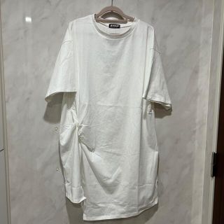 アナップ(ANAP)のアナップ ANAP ロング 半袖Tシャツ サイドスリット 白 バッグプリント刺繍(Tシャツ(半袖/袖なし))