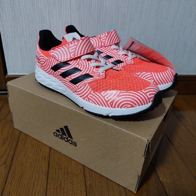 adidas(アディダス)の新品 adidas アディダス スニーカー 22.5 ジュニア レディース キッズ/ベビー/マタニティのキッズ靴/シューズ(15cm~)(スニーカー)の商品写真