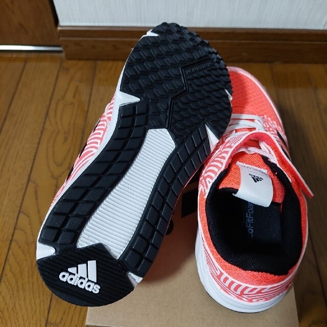 adidas(アディダス)の新品 adidas アディダス スニーカー 22.5 ジュニア レディース キッズ/ベビー/マタニティのキッズ靴/シューズ(15cm~)(スニーカー)の商品写真