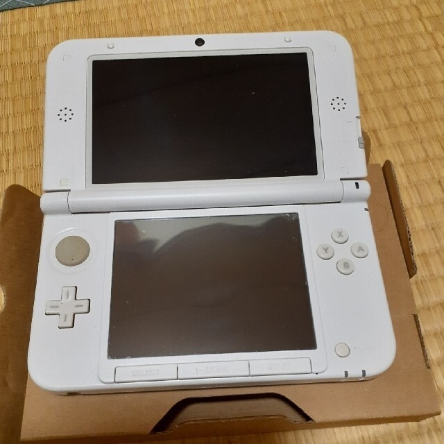 任天堂(ニンテンドウ)のNintendo 3DS  LL 本体 ホワイトとソフト エンタメ/ホビーのゲームソフト/ゲーム機本体(携帯用ゲーム機本体)の商品写真