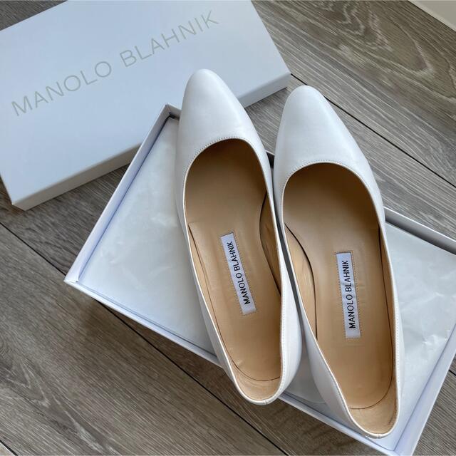 MANOLO BLAHNIK(マノロブラニク)のマノロブラニク　パンプス　リストニー　白　サイズ36 レディースの靴/シューズ(ハイヒール/パンプス)の商品写真