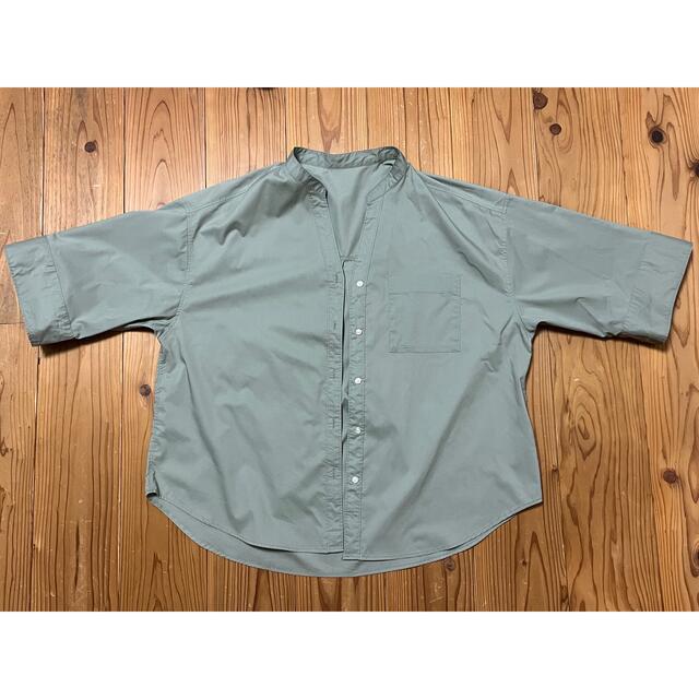 GU(ジーユー)のGU シャツ　半袖　グリーン レディースのトップス(シャツ/ブラウス(半袖/袖なし))の商品写真