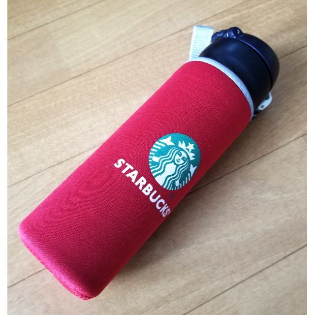 Starbucks Coffee(スターバックスコーヒー)の訳アリ　スターバックス ペットボトルカバー 2コ　黒レッド色 インテリア/住まい/日用品のキッチン/食器(弁当用品)の商品写真