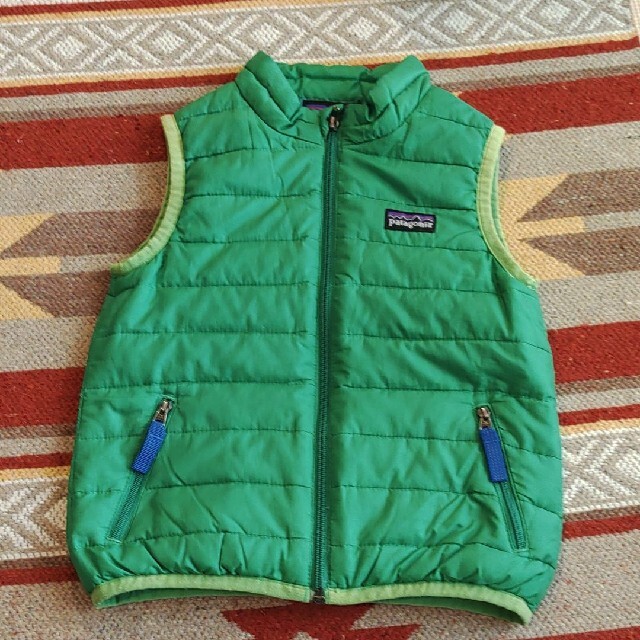 patagonia(パタゴニア)のcholoさん専用　パタゴニア　ダウンベスト　2T キッズ/ベビー/マタニティのキッズ服男の子用(90cm~)(ジャケット/上着)の商品写真