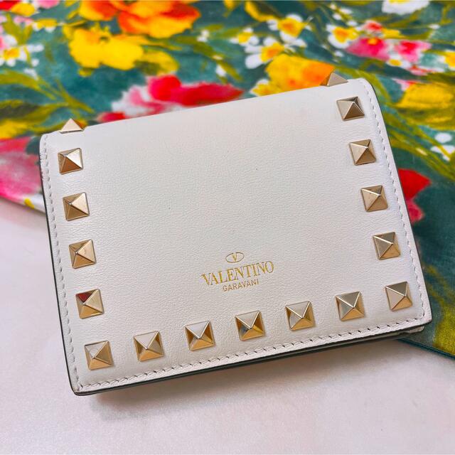 valentino garavani(ヴァレンティノガラヴァーニ)のヴァレンチノ ロックスタッズ折り財布 アイボリー×ゴールド 美品 レディースのファッション小物(財布)の商品写真
