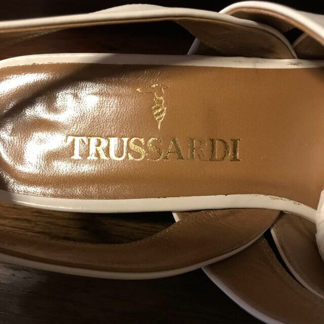 Trussardi(トラサルディ)の★TRUSSARDI★ 革 白のパンプス レディースの靴/シューズ(ハイヒール/パンプス)の商品写真