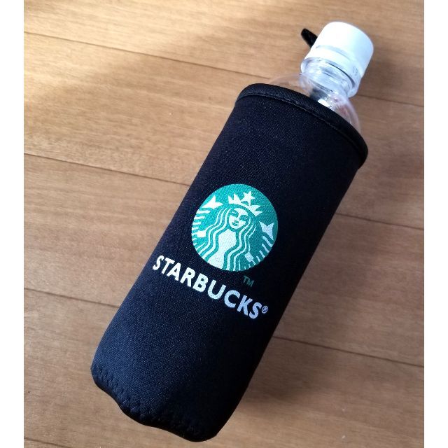 Starbucks Coffee(スターバックスコーヒー)の訳アリ　スターバックス ペットボトルカバー 2コ　黒レッド色 インテリア/住まい/日用品のキッチン/食器(弁当用品)の商品写真