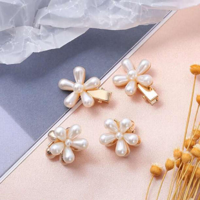 フラワー ヘアクリップ 韓国 ミニ 4個セット パール 花 バンズクリップ の通販 by 雑貨屋✨happys プロフィール必読|ラクマ フラワー ヘアクリップ 韓国 ミニ 4個セット パール 花 バンズクリップ の通販 by 雑貨屋✨happys プロフィール必読|ラクマ
