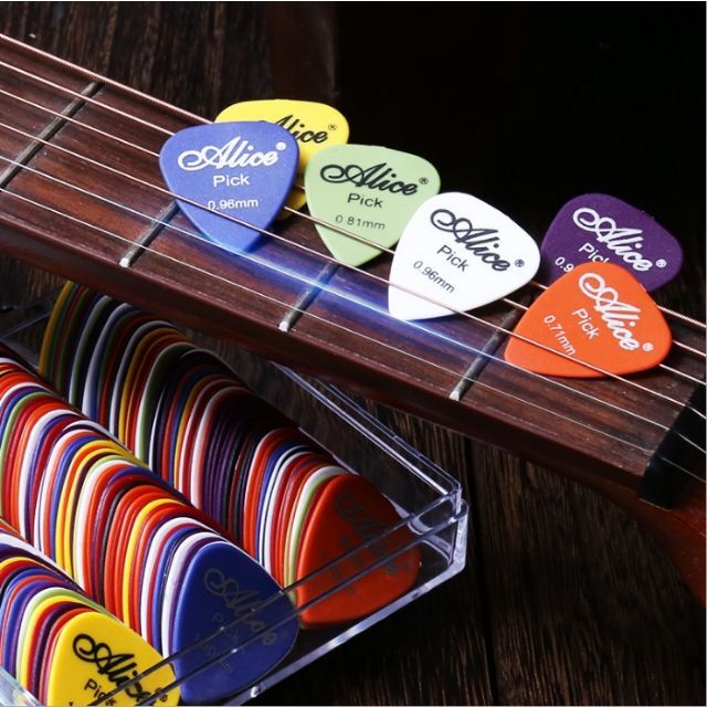 ギターピック15枚 お得な大量セット！ カラフル ティア-三角-全種類 格安 楽器のギター(エレキギター)の商品写真