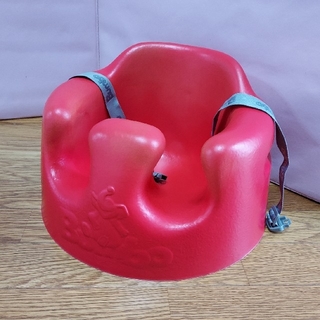 バンボ(Bumbo)のバンボ　子供椅子　赤　ベルト　テーブル付き(その他)
