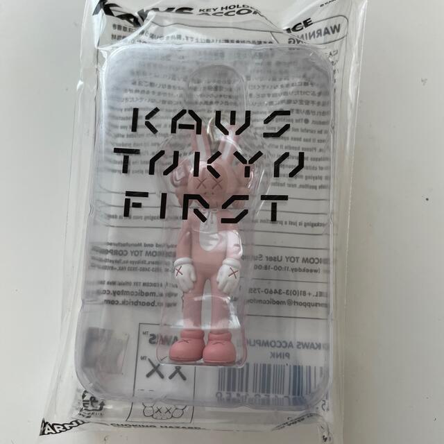 KAWSピンクキーホルダー メンズのファッション小物(キーホルダー)の商品写真