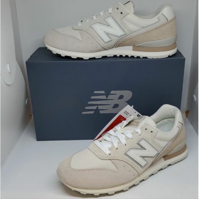 New Balance(ニューバランス)の新作　New Balance ライト　ベージュ 23 cm　スニーカー　靴　春　 レディースの靴/シューズ(スニーカー)の商品写真