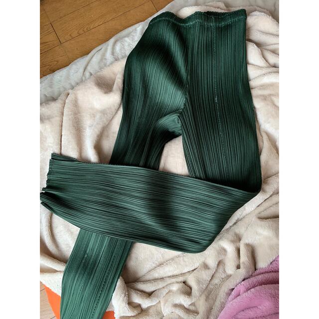 PLEATS PLEASE ISSEY MIYAKE(プリーツプリーズイッセイミヤケ)の素敵！！プリーツプリーズ レディースのパンツ(カジュアルパンツ)の商品写真