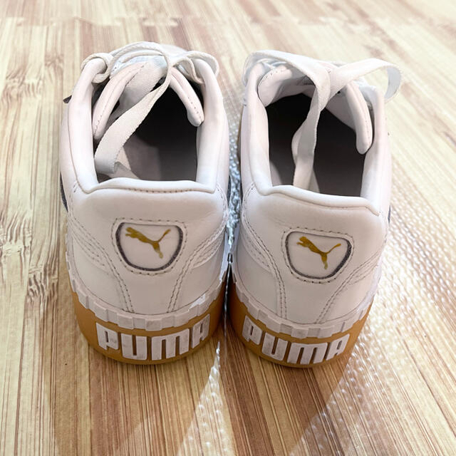 PUMA(プーマ)のプーマ　PUMA スニーカー　白　23.5 レディースの靴/シューズ(スニーカー)の商品写真