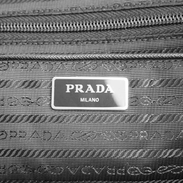 PRADA(プラダ)のプラダ ヴェラ ナイロン トートバッグ  ブラック 黒 （未使用　展示品） レディースのバッグ(トートバッグ)の商品写真