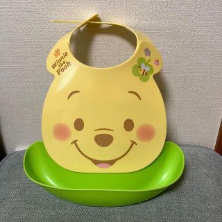 クマノプーサン(くまのプーさん)のくまのプーさん　プラスチック　食事エプロン　(お食事エプロン)