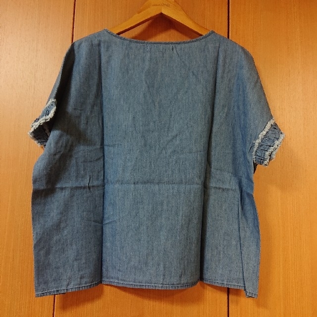 SM2(サマンサモスモス)のSM2 blue デニムフリンジブラウス 新品 サマンサモスモスブルー レディースのトップス(シャツ/ブラウス(半袖/袖なし))の商品写真