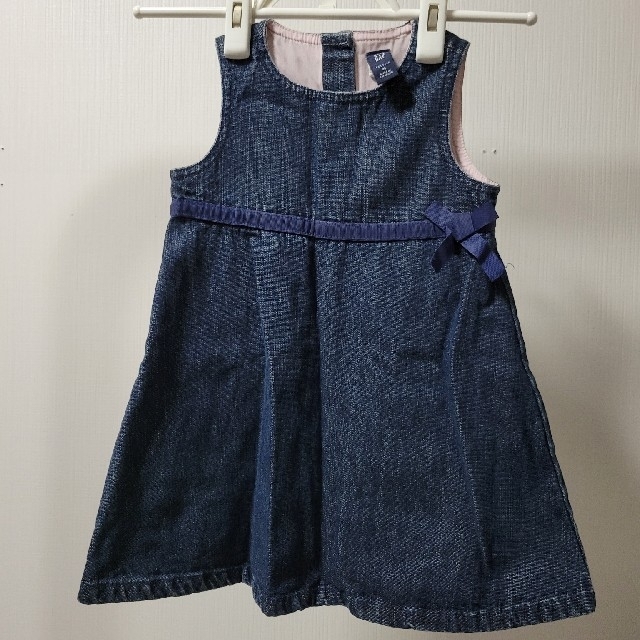 babyGAP(ベビーギャップ)のBABYGAPデニムジャンパースカート95 キッズ/ベビー/マタニティのキッズ服女の子用(90cm~)(ワンピース)の商品写真