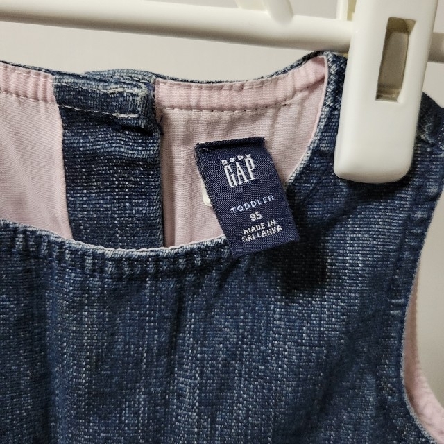 babyGAP(ベビーギャップ)のBABYGAPデニムジャンパースカート95 キッズ/ベビー/マタニティのキッズ服女の子用(90cm~)(ワンピース)の商品写真