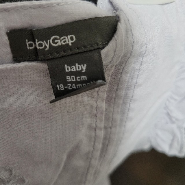 babyGAP(ベビーギャップ)のBABYGAP肩フリルチュニック90 キッズ/ベビー/マタニティのキッズ服女の子用(90cm~)(Tシャツ/カットソー)の商品写真